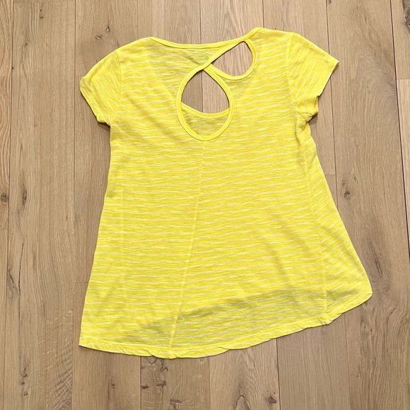 Anthropologie Left of Center Cutout Key Hole Open Back Tee Shirt Top Yellow XS - Picture 3 of 10